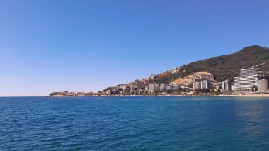 Karadağ 'ın Budva kıyısında ilkbaharda. Popüler turizm bölgesi. Adriyatik Denizi.