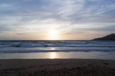 Golden Bay Malta 'da muhteşem bir gün batımı. Güneşli günün sonu.
