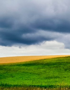 Kashubia Polonya 'da bulutlu bir gün. Bulutlar tepelerin üzerinde toplanıyor. Fırtına geliyormuş. Kuzey Polonya 'nın güzelliği. Pomerania Kashubia Wiezyca Bölgesi.