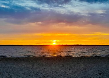 Baltık Denizi üzerinde güzel bir gün doğumu. Polonya Gdansk Körfezi. Doğanın güzelliği konsepti.