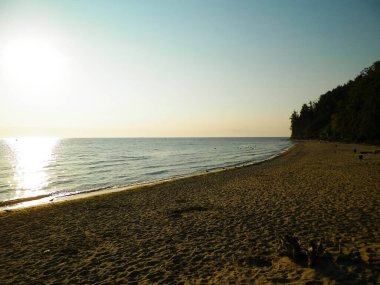 Orlowski Kayalıkları üzerinde gün doğumu ve Polonya 'nın Baltık Denizi kıyısında güzel kumlu bir sahil. Polonya doğası, tatiller ve turizm kavramı.