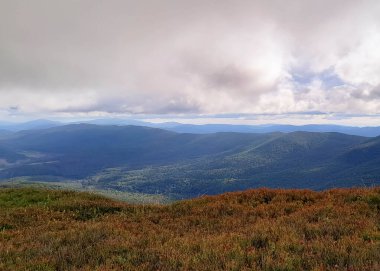 Bieszczady Dağları, Karpatian Dağları 'nın kuzey kesiminde yer alır. Doğanın güzelliği.