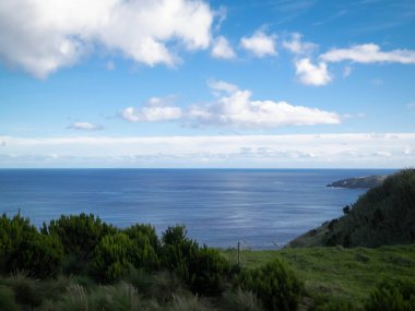 Sao Miguel 'in sahil kayalıkları, Azores adaları. Doğanın güzelliği, boşluğu mavi gökyüzünde kopyala.
