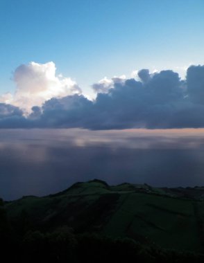 Sao Miguel adasında çarpıcı bir gün batımı. Sao Miguel, Azores Takımadaları 'nın en büyük adasıdır..