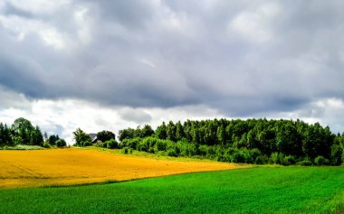 Kashubia Polonya 'da bulutlu bir gün. Bulutlar tepelerin üzerinde toplanıyor. Fırtına geliyormuş. Kuzey Polonya 'nın güzelliği. Pomerania Kashubia Wiezyca Bölgesi.