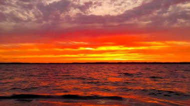 Baltık Denizi üzerinde güzel bir gün doğumu. Polonya Gdansk Körfezi. Doğanın güzelliği konsepti.