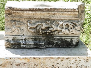 Romanya 'nın Köstence kentindeki parktaki antik kalıntılar. Tarih ve mimari kavramı.