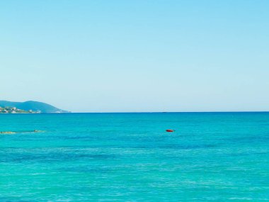 İtalya 'da Vada sahilleri, mavi gökyüzü arka planında Tyrhenian deniz suyu. Tatiller ve doğa konsepti. Boşluğu kopyala.