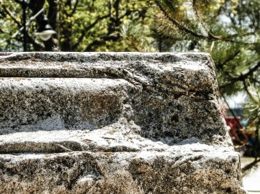 Romanya 'nın Köstence kentindeki parktaki antik kalıntılar. Tarih ve mimari kavramı.