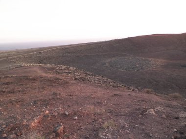 Soyu tükenmiş Montana Roja volkanı krateri. Montana Roja 'nın sönmüş volkanı Lanzarotte, Kanarya Adaları' nda..