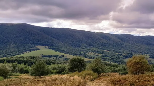 Bieszczady Dağları, Karpatian Dağları 'nın kuzey kesiminde yer alır. Doğanın güzelliği.