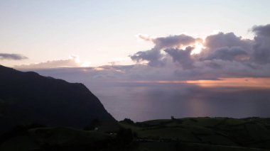 Sao Miguel adasında çarpıcı bir gün batımı. Sao Miguel, Azores Takımadaları 'nın en büyük adasıdır..