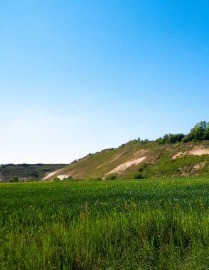 Maden bölgesindeki çakıl ocağı. Kuzey Polonya. Gökyüzündeki boşluğu kopyala. Doğal çevre keşfi kavramı.