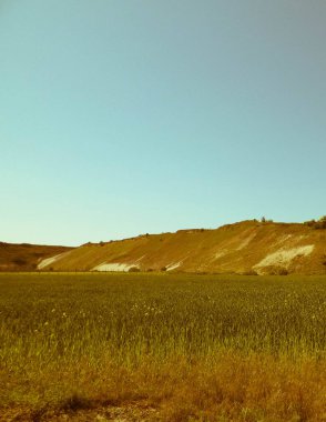 Maden bölgesindeki çakıl ocağı. Kuzey Polonya. Gökyüzündeki boşluğu kopyala. Doğal çevre keşfi konsepti. Sanatsal soyut filtre tonu.