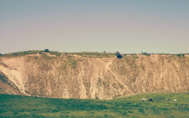 Maden bölgesindeki çakıl ocağı. Kuzey Polonya. Gökyüzündeki boşluğu kopyala. Doğal çevre keşfi konsepti. Sanatsal soyut filtre tonu.