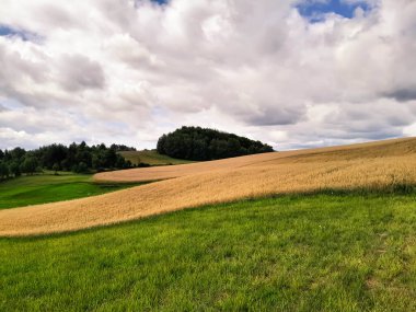 Kashubia Polonya 'da bulutlu bir gün. Bulutlar tepelerin üzerinde toplanıyor. Fırtına geliyormuş. Kuzey Polonya 'nın güzelliği. Pomerania Kashubia Wiezyca Bölgesi.