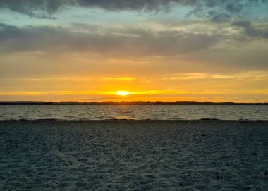 Baltık Denizi üzerinde güzel bir gün doğumu. Polonya Gdansk Körfezi. Doğanın güzelliği konsepti.