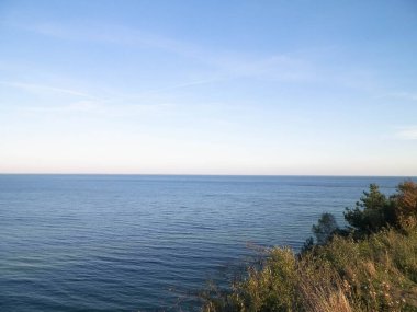 Baltık Denizi 'ndeki uçurumun manzarası. Boşluğu mavi gökyüzünde kopyala.