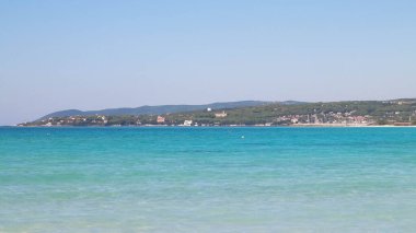 İtalya, Vada 'da sahil ve sahil. Şeffaf, turkuaz su ve beyaz kum. Seyahat ve doğa kavramı.