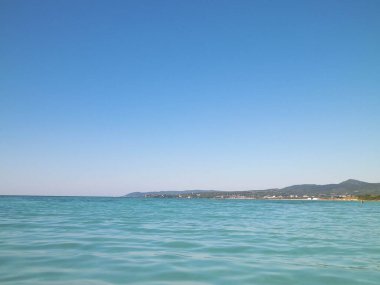 İtalya, Vada 'da sahil ve sahil. Yaz gününde, Tırren Denizi 'nin şeffaf, turkuaz suyu. Seyahat ve doğa kavramı.