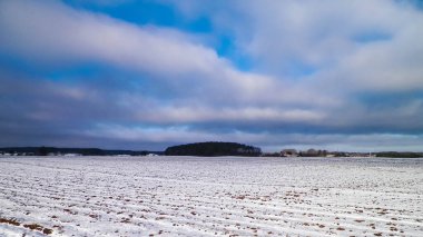 Kışın Polonya kırsalının manzarası. Doğa ve tarım kavramı.