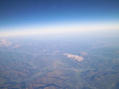 Dünya ve Alp Dağları 'nın Ufku. Uzay gemisi ya da uçaktan görüntüle.