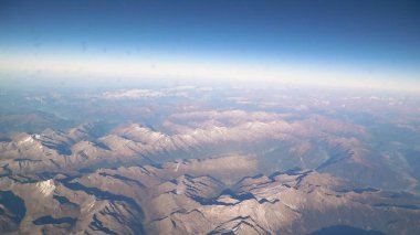 Dünya ve Alp Dağları 'nın Ufku. Uzay gemisi ya da uçaktan görüntüle.