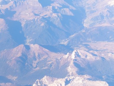 Alpler, uçağın penceresinden dağların manzarası. Toprak bükme ve doğa kavramı.