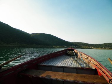 Galicica Ulusal Parkı 'nda Prespa Gölü' ne yelken açmak. Prespa, vahşi doğası ve pelikan rezervleriyle tanınan Makedonya, Yunanistan ve Arnavutluk arasında yer alıyor. Tekneden görünüm.