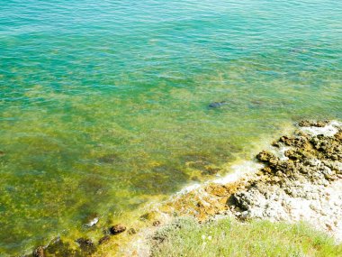 Karadeniz 'in kıyısındaki uçurumdan bak. Karadeniz 'in güzel şeffaf suyu, keşif ve doğa konsepti, Romanya ve Dobrogea bölgesi.