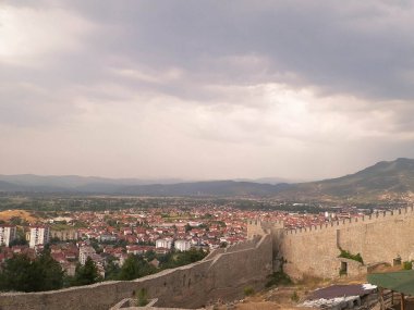 Ochrid Şehri Çar Samuel 'in Kalesi' nden görüldü. Ohri Şehri ve Ohri Gölü UNESCO 'nun doğal ve kültürel mirasları. Tipik Makedon mimarisi. Tarih, seyahat ve mimari konsepti.