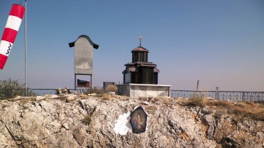 Makedonya 'nın Galicica Ulusal Parkı' ndaki dağın tepesindeki şapel. Din ve keşif kavramı.