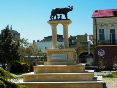 Romanya 'nın Köstence kentinde bulunan Romulus ve Remus anıtı. Anıt, Romanya 'nın tarih ve mimari konseptinin bir parçası olduğu Roma İmparatorluğu' nun bir sembolü..