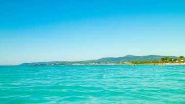 İtalya, Vada 'da sahil ve sahil. Yaz gününde, Tırren Denizi 'nin şeffaf, turkuaz suyu. Seyahat ve doğa kavramı.