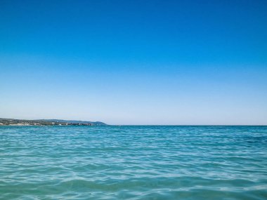 Tiren Denizi 'nin turkuaz suyu. Seyahat ve doğa kavramı. Güneşli bir yaz günü. Boşluğu kopyala.