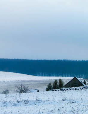 Kashubian tepeleri üzerinde kış, Wiezyca, Polonya. Kuzey Polonya 'daki Kashubian bölgesinin akşam vakti ve güzel doğası.