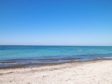 Vada 'daki kumsal, şeffaf, turkuaz su ve beyaz kum. Seyahat ve doğa kavramı.