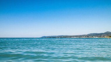 Vada, İtalya 'nın deniz ve kıyıları. Şeffaf, turkuaz su ve beyaz kum. Seyahat ve doğa kavramı.