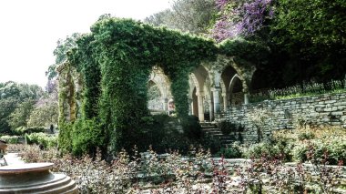 Bulgaristan 'ın Balchik Sarayı bahçelerindeki eski mimari. Mimarlık ve turizm konsepti.