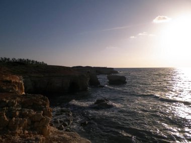 Kıbrıs adasının Paphos bölgesindeki Mercan Koyu 'na yakın kaya oluşumları ve su mağaraları. Popüler bir turistik site. Yaz mevsimi.