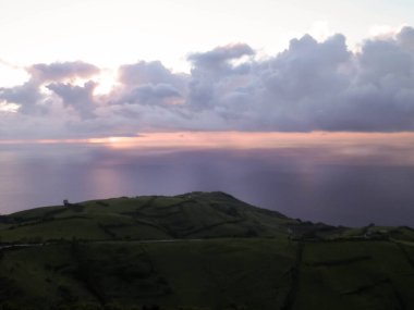 Sao Miguel adasında çarpıcı bir gün batımı. Sao Miguel, Azores Takımadaları 'nın en büyük adasıdır..