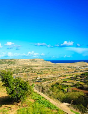 Marfa Yarımadası manzarası. Malta 'nın kuzeyi.