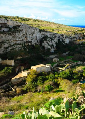 Melliea 'da Mağara Yatılı. Malta. Turistik bir yer.