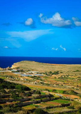 Marfa Yarımadası manzarası. Malta 'nın kuzeyi.