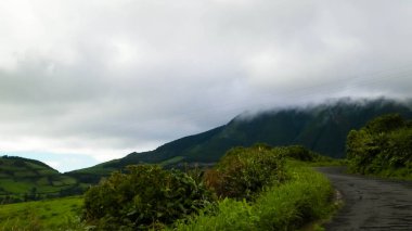 Sao Miguel Adası 'nın tipik manzarası. Yeşil tepeler ve yağmurlu hava. Azores 'in saf egzotik ve güzel doğası..