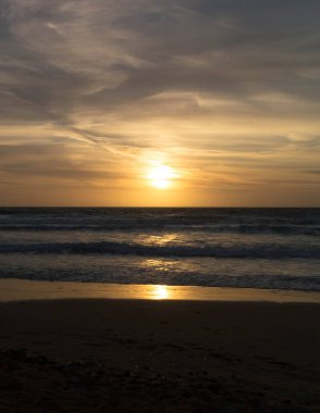 Golden Bay Malta 'da muhteşem bir gün batımı. Güneşli günün sonu.