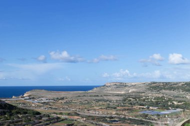 Marfa Yarımadası manzarası. Malta 'nın kuzeyi.