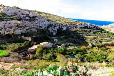 Melliea 'da Mağara Yatılı. Malta. Turistik bir yer.