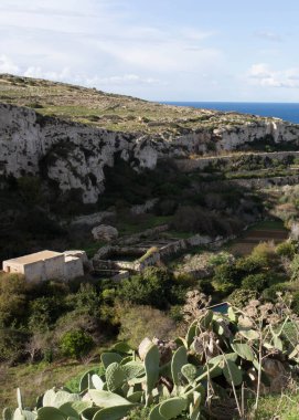 Melliea 'da Mağara Yatılı. Malta. Turistik bir yer.