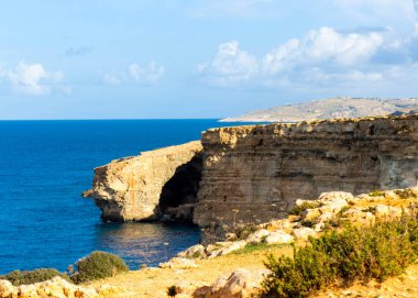 Marfa Yarımadası manzarası. Malta 'nın kuzeyi.